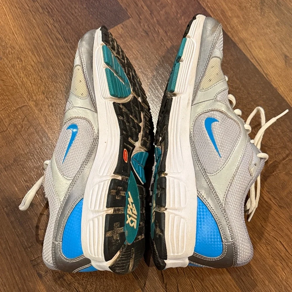 Nike sneakers silver